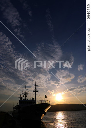 Morning of the harbor Morning of the harbor 40949889