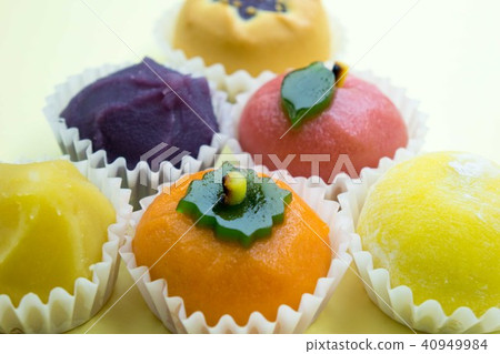 Assorted Japanese sweets 40949984
