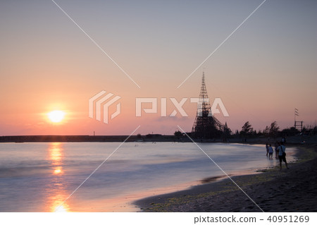 Beautiful Taiwan Coast - Tainan Yuguang Island Sunset Beautiful Taiwan Coast - Tainan Yuguang Island Sunset 40951269