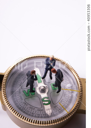 Compass and businessman dolls 40953306