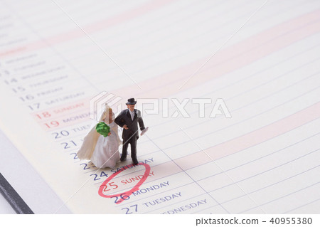 Wedding miniature dolls 40955380