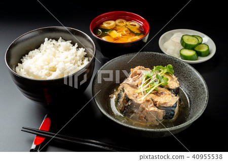 Boil the mackerel 40955538