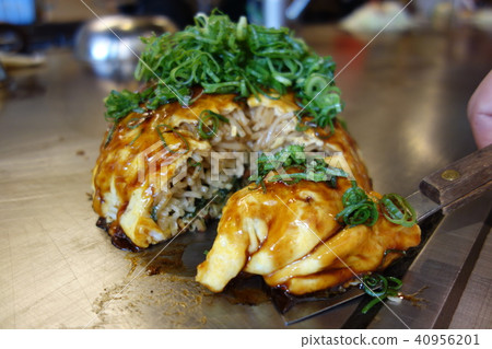 Hiroshima style okonomiyaki cut section @ lightning stone 40956201