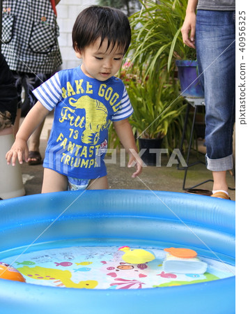 花園游泳池(1歲男孩) 花園游泳池(1歲男孩) 40956325