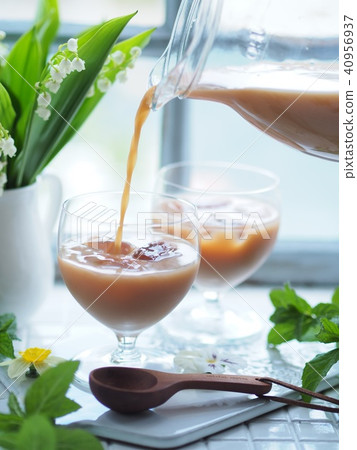 Pour the milk tea into the glass Pour the milk tea into the glass 40956937