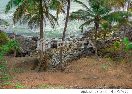 View of Havaizinho rocky beach late afternoon View of Havaizinho rocky beach late afternoon 40957672