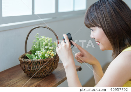 A woman who operates a smartphone A woman who operates a smartphone 40957792
