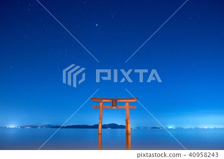 Torii在白鬍子神社在晚上 40958243