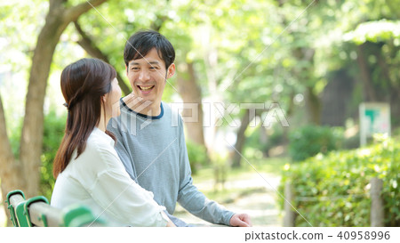 一對夫婦坐在長椅上 40958996