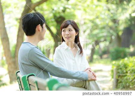 一對夫婦坐在長椅上 40958997