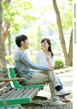 一對夫婦坐在長椅上 40958998