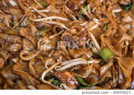 Close-up of the stir fried kuey teow. 40959023