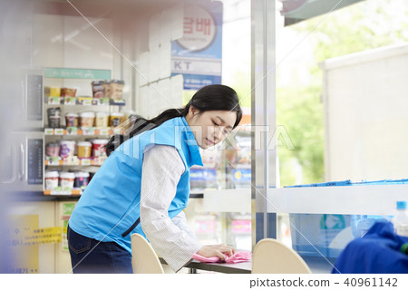 Part time, convenience store Part time, convenience store 40961142