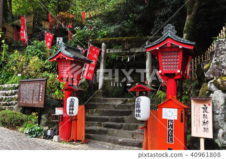 Torii at the entrance to Hakone Yumoto Tamaure shrine 40961808