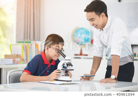 Teacher expanding to student in biology class  40961894