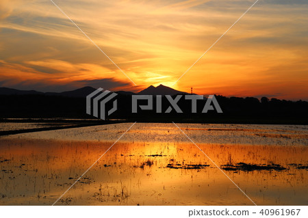從茨城縣石岡市眺望的筑波山夕陽 40961967