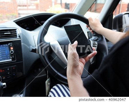 Image of prohibiting "while driving" to operate smartphones Image of prohibiting "while driving" to operate smartphones 40962047