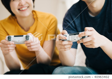 年輕的日本夫婦在玩視頻遊戲 年輕的日本夫婦在玩視頻遊戲 40963402