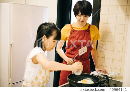 Elementary school girl who helps cooking Elementary school girl who helps cooking 40964141