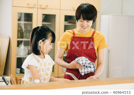 幫助她母親的家務的小學女孩 幫助她母親的家務的小學女孩 40964553