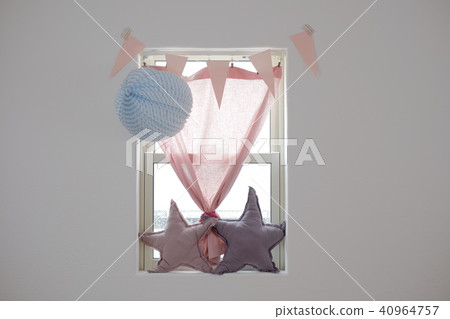 女童兒童房，配有手工製作的星狀靠墊和粉紅色的窗簾 40964757