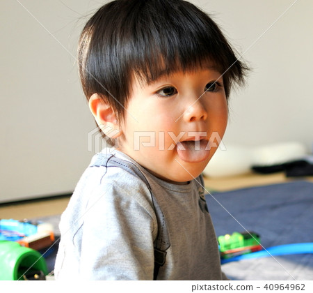 一個兩歲大的男孩,他的哭聲很厲害 一個兩歲大的男孩,他的哭聲很厲害 40964962
