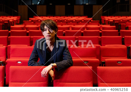 男性在觀眾座位上 40965258