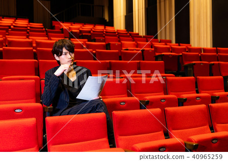 男性在觀眾座位上 40965259