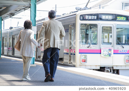 Senior train travel active senior photography cooperation Keio Electric Railway Co., Ltd. 40965920