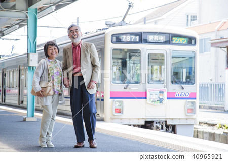Senior train travel active senior photography cooperation Keio Electric Railway Co., Ltd. 40965921