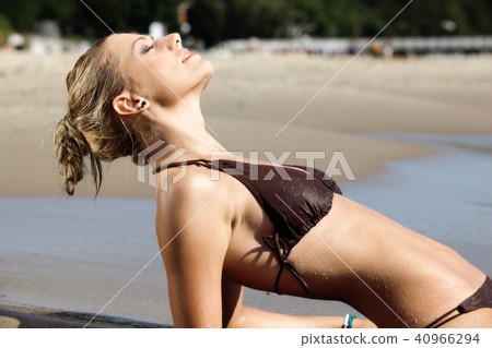 Young woman splashing in sea 40966294