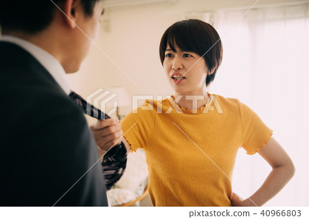 丈夫老婆搶領帶老婆的中年夫妻 40966803