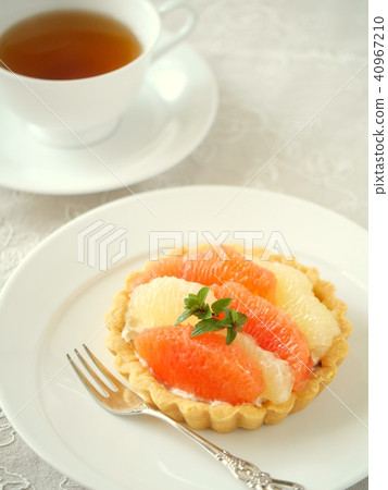 葡萄柚和馬斯卡彭奶油蛋撻和茶（高角度） 40967210