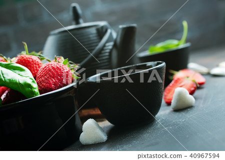 tea in teapot 40967594