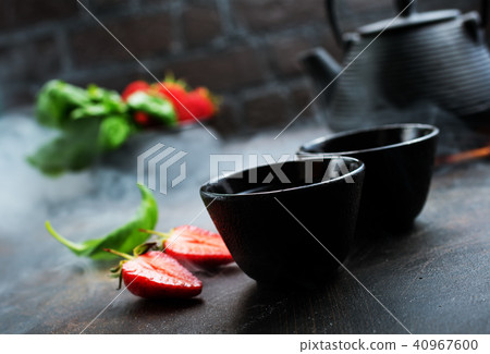 tea in teapot 40967600