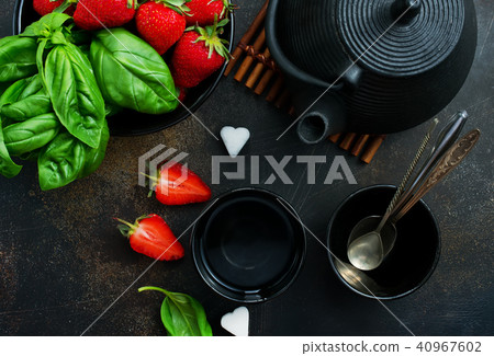 tea in teapot 40967602