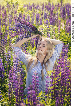 Charming girl in the field Charming girl in the field 40968319