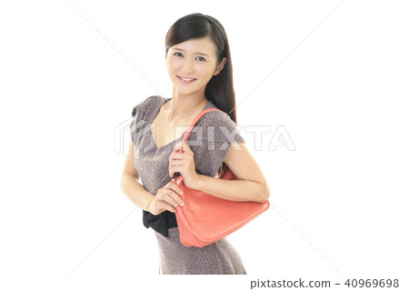 一個帶肩包的女人 40969698