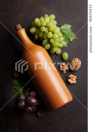 Wine, grape and nuts 40970433