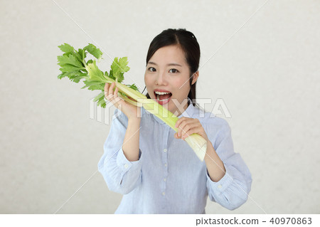 A woman who likes celery 40970863