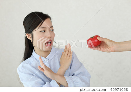 A woman who is not good at tomatoes A woman who is not good at tomatoes 40971068