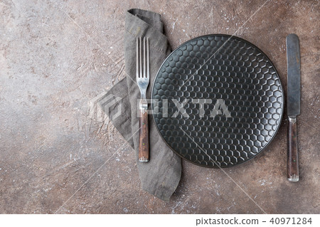 Empty black plate 40971284