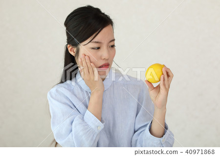 A woman who is not good at lemon 40971868
