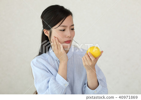 A woman who is not good at lemon A woman who is not good at lemon 40971869