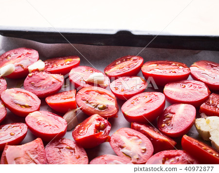 Red heirloom tomatoes with olive oil Red heirloom tomatoes with olive oil 40972877