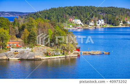 Bright wooden houses on rocky islands 40973202