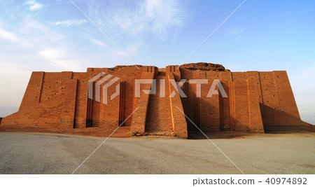 ziggurat in ancient Ur, sumerian temple, Iraq ziggurat in ancient Ur, sumerian temple, Iraq 40974892