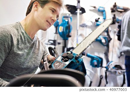Man chooses chain saw Man chooses chain saw 40977003