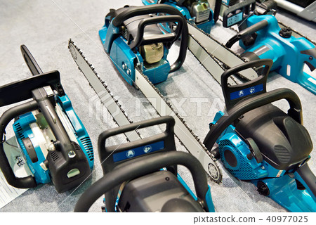 Chain saws in store 40977025