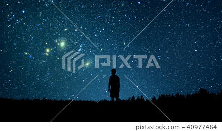 Man looking at the stars. Alone man looking at starry sky. Night sky. 40977484